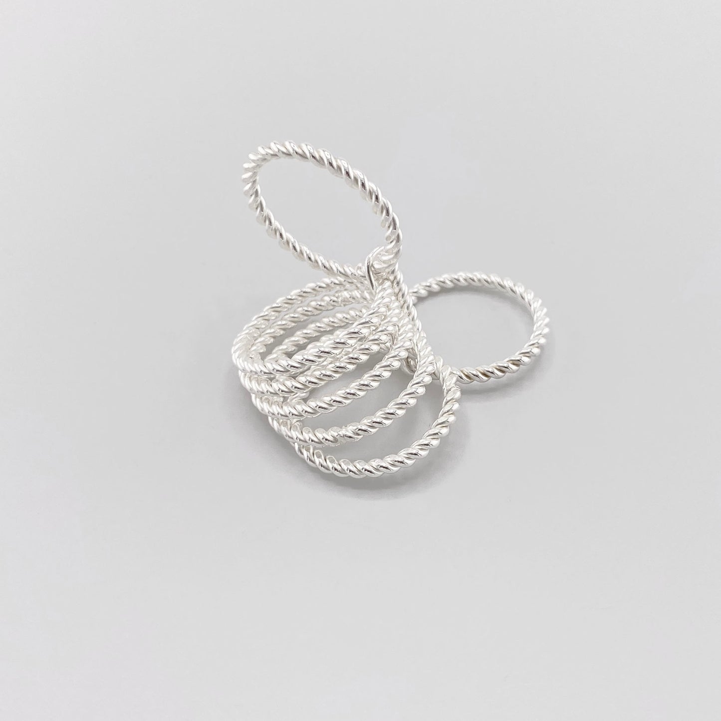 Bague en argent Clio blue composée de plusieurs anneaux torsadés déployés sur fond clair