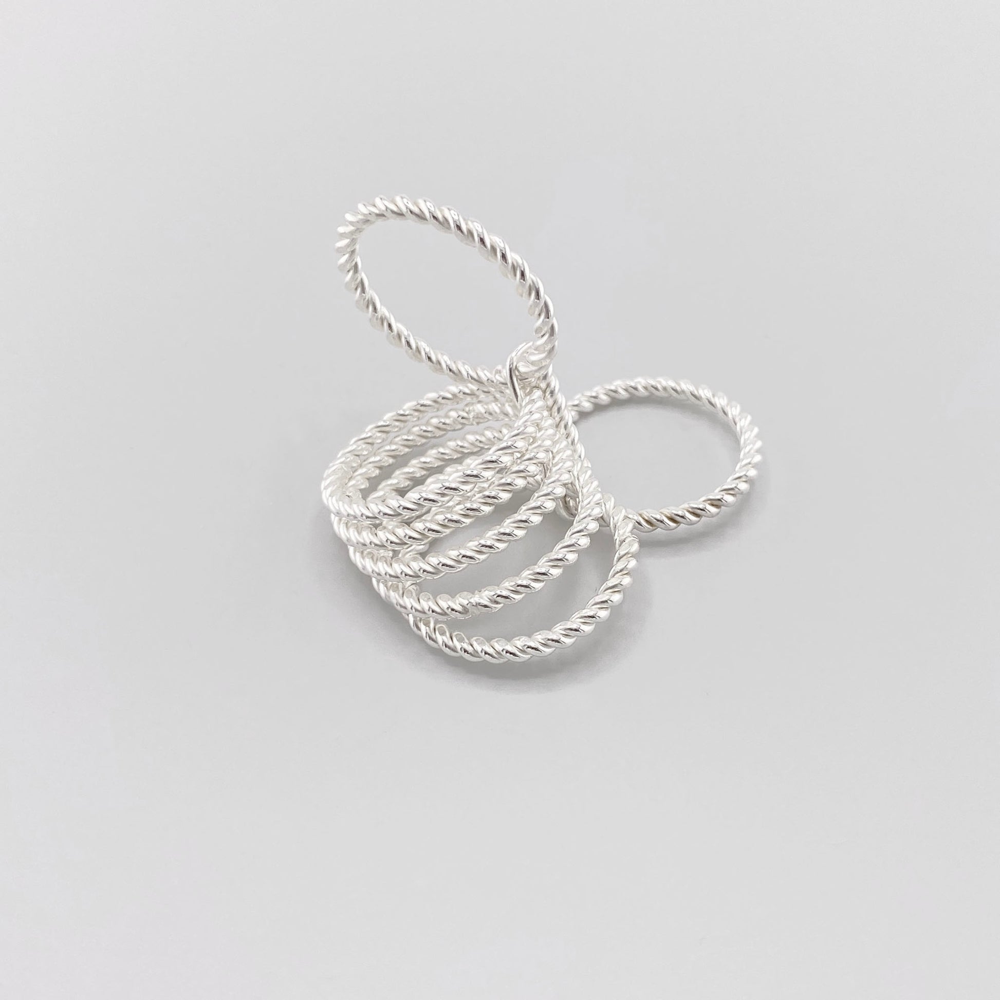 Bague en argent Clio blue composée de plusieurs anneaux torsadés déployés sur fond clair