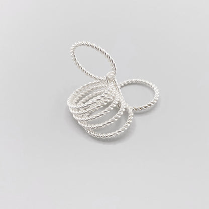 Bague en argent Clio blue composée de plusieurs anneaux torsadés déployés sur fond clair