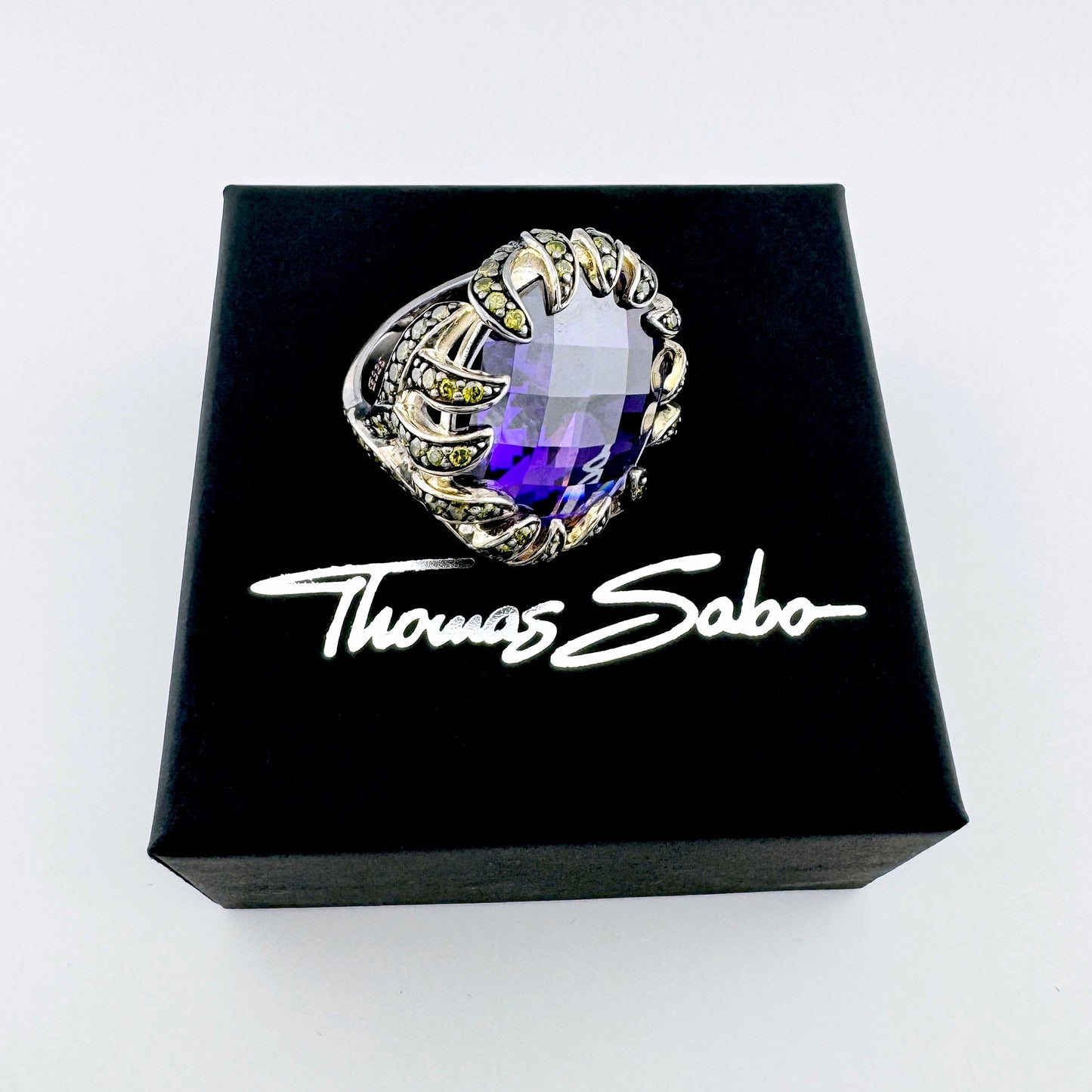 Srebrny pierścionek Thomas Sabo z dużą fioletową cyrkonią i ornamentalną oprawą