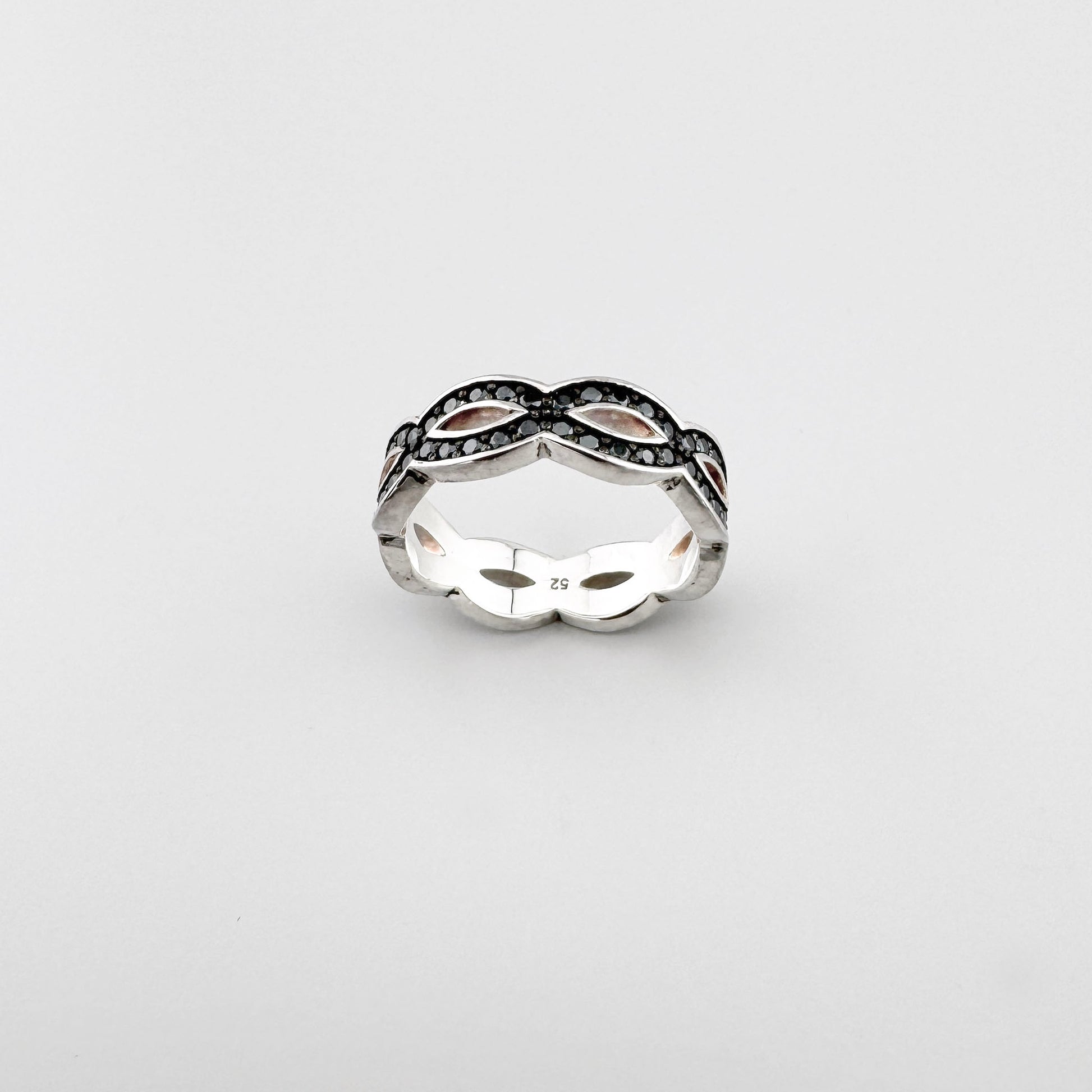 Anillo de plata Thomas Sabo con circonitas negras y diseño calado visto desde atrás
