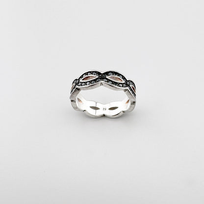 Anillo de plata Thomas Sabo con circonitas negras y diseño calado visto desde atrás