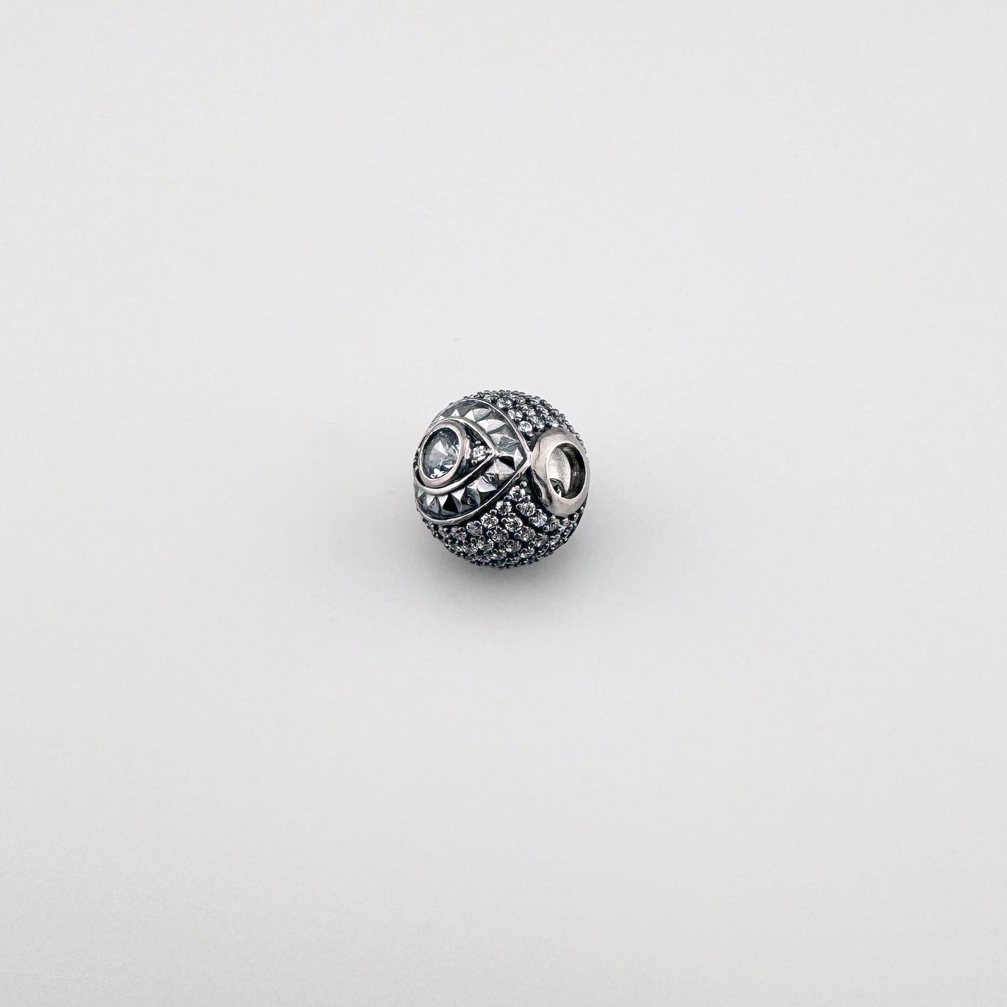Srebrny charms Thomas Sabo z gęsto osadzonymi cyrkoniami i dekoracyjnym reliefem