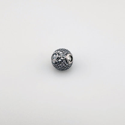 Srebrny charms Thomas Sabo z gęsto osadzonymi cyrkoniami i dekoracyjnym reliefem