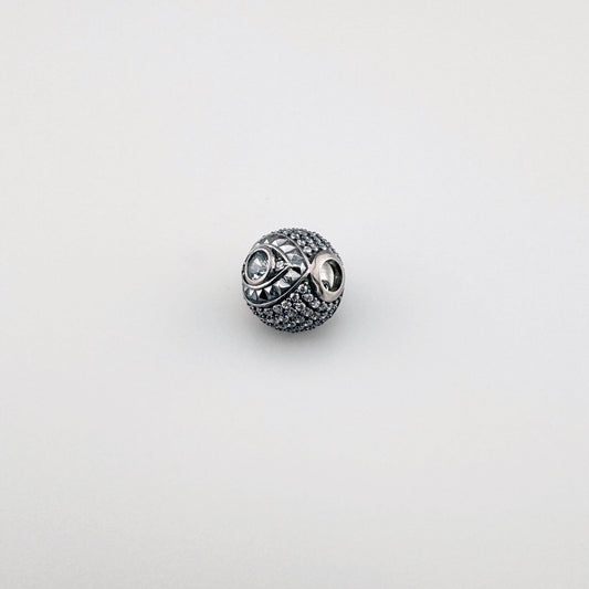Srebrny charms Thomas Sabo z gęsto osadzonymi cyrkoniami i dekoracyjnym reliefem