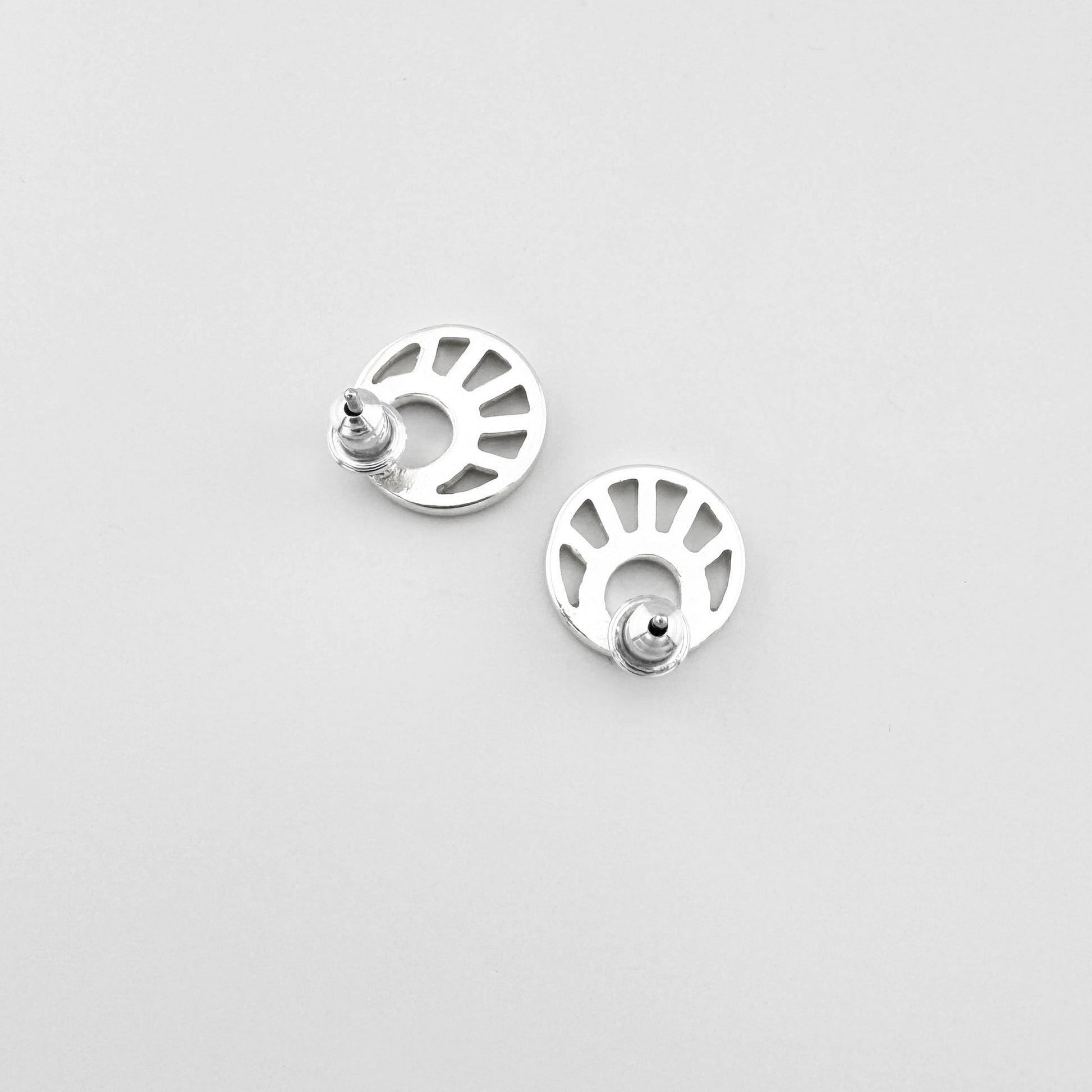 Boucles d’oreilles rondes argentées à zirconium à motif ajouré