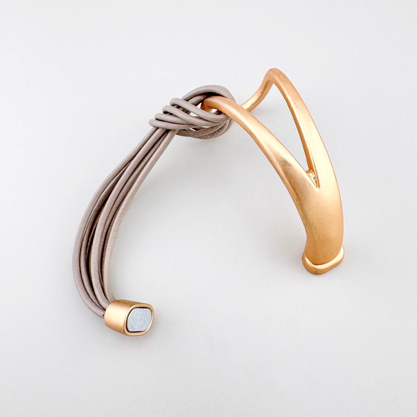 Bracelet à nœud Sonata avec liens gris mats et finition dorée élégante