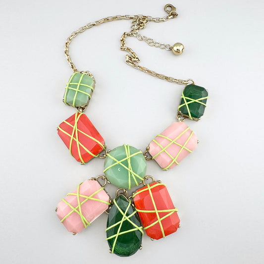 Kolorowy naszyjnik Sonata z dużymi kamieniami i złotym łańcuszkiem w odcieniach zieleni różu i koralu