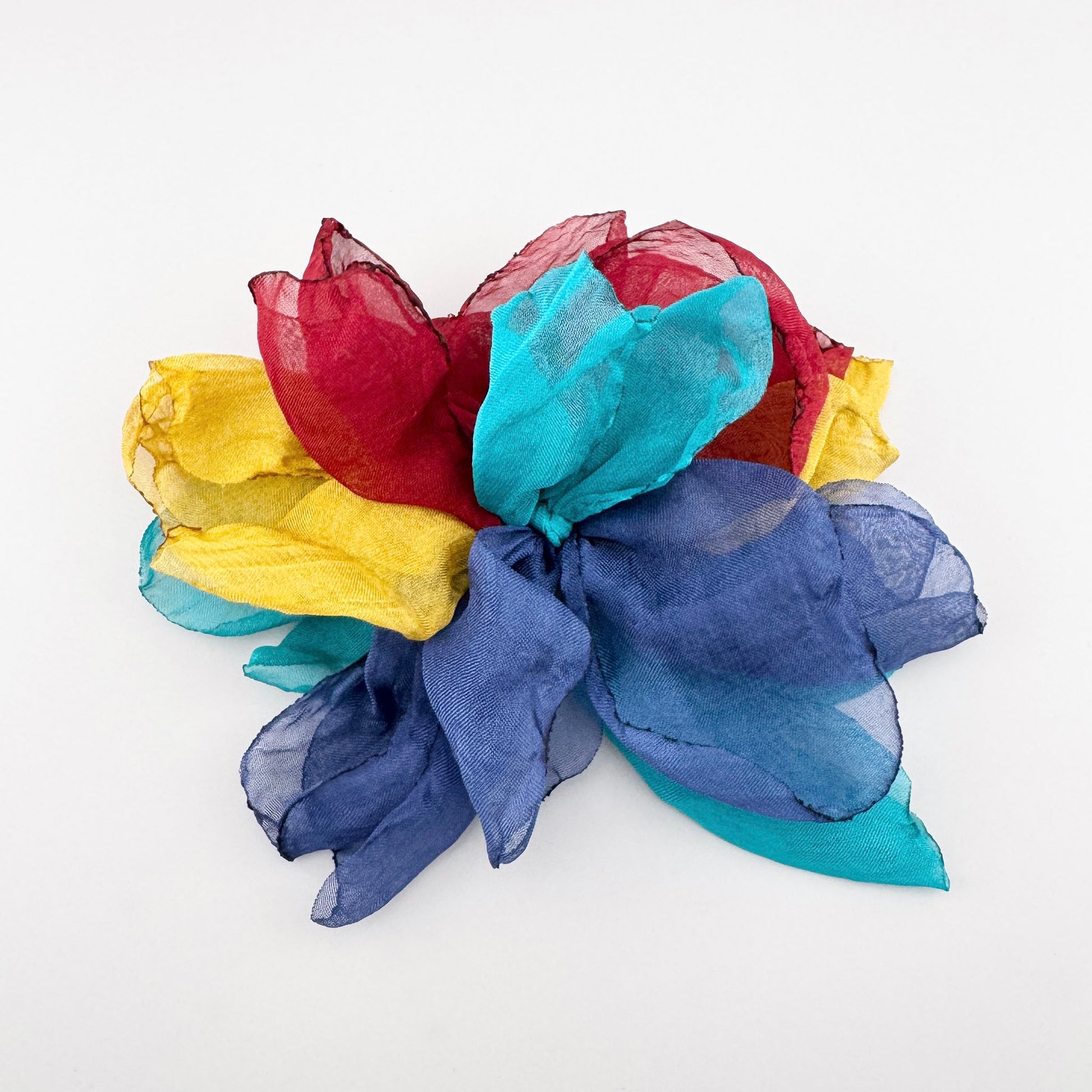 Dwufunkcyjna broszka kwiat Sonata z lekkiej organzy w odcieniach czerwieni błękitu i żółci