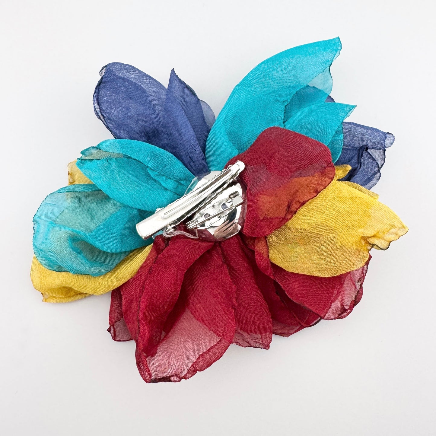 Broche y pinza para el pelo Sonata con flor de organza en colores vivos