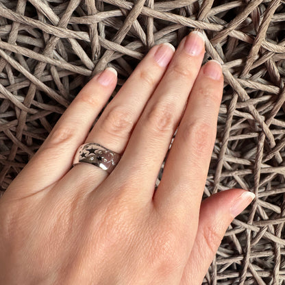 Star ring Bliss Gioielli worn on the hand with a polished silver surface