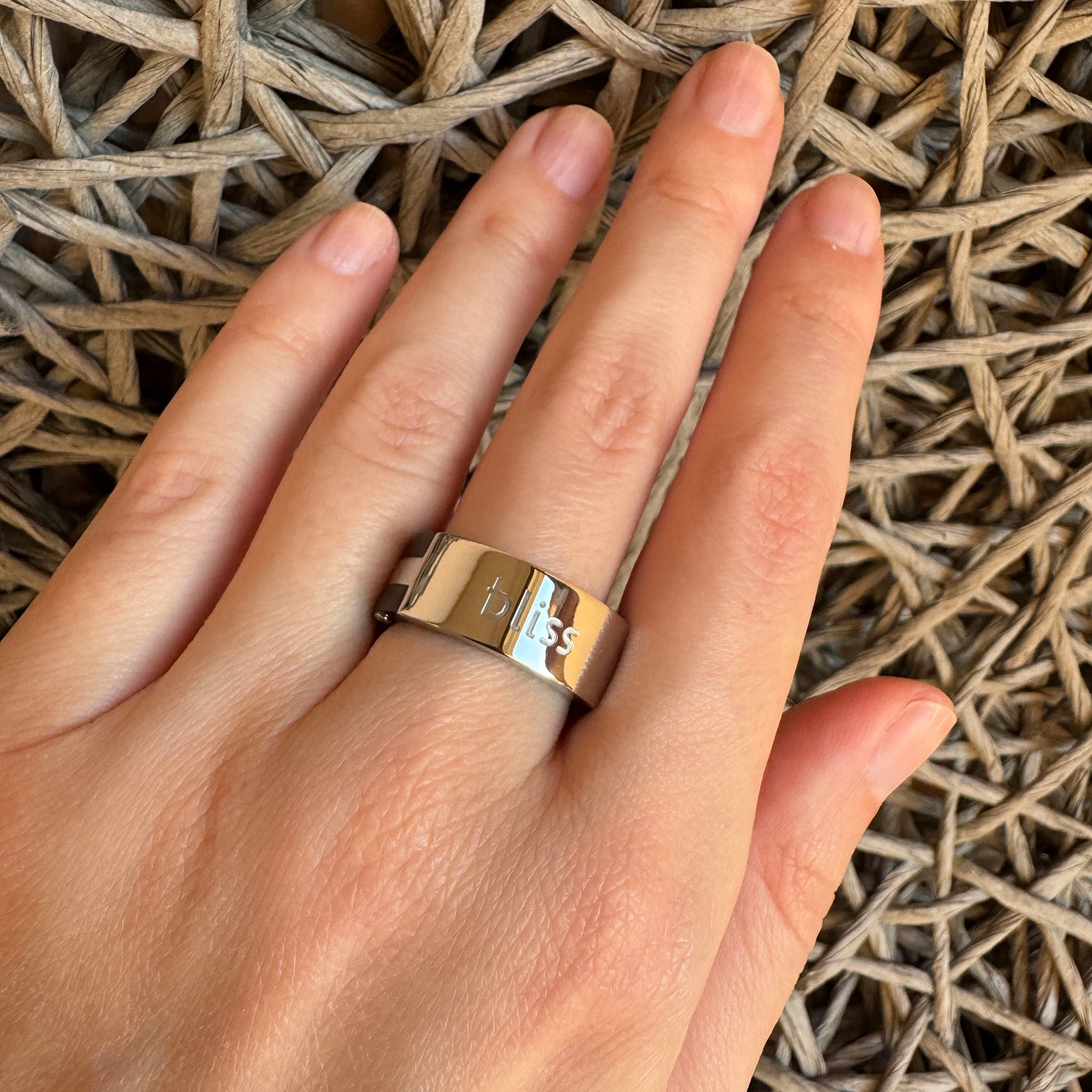 Bague Bliss Gioielli en acier et bois naturel portée au doigt