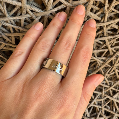 Bague Bliss Gioielli en acier et bois naturel portée au doigt