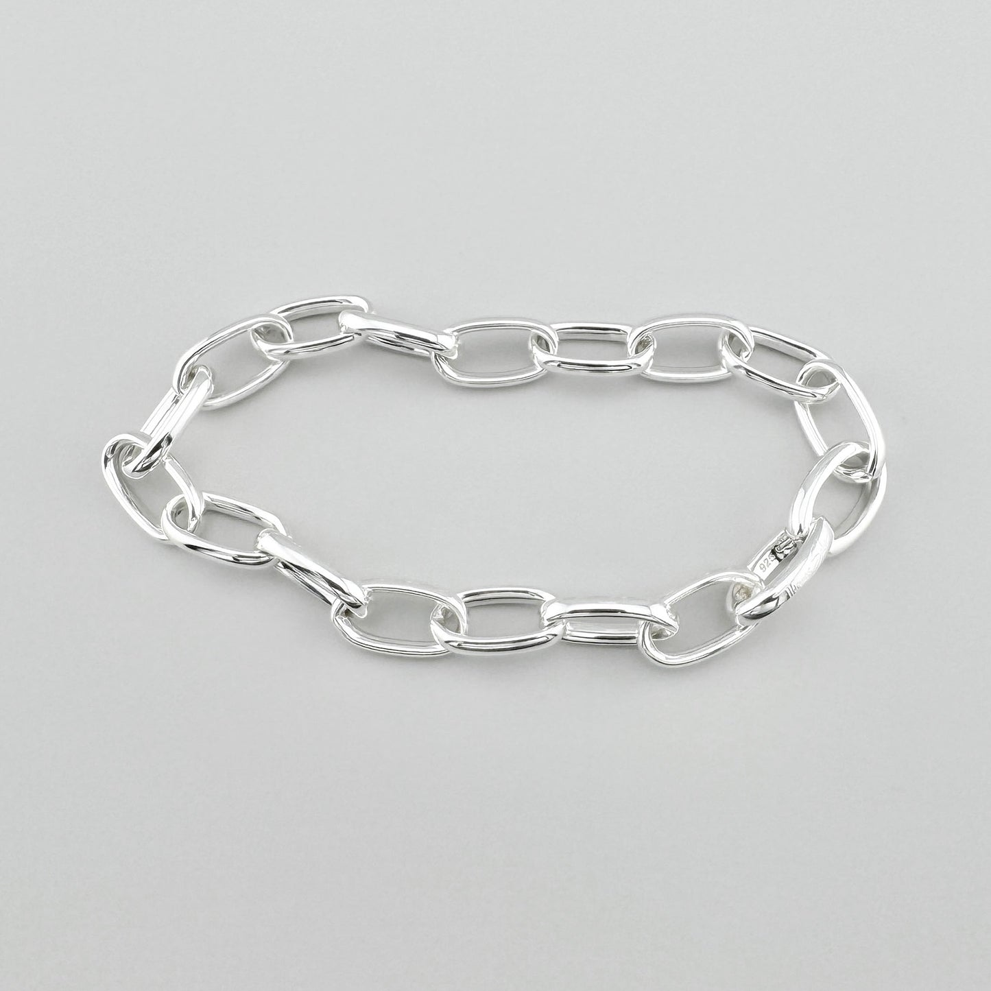 Massives Silber-Kettenarmband Thomas Sabo mit breiten ovalen Gliedern flach ausgelegt
