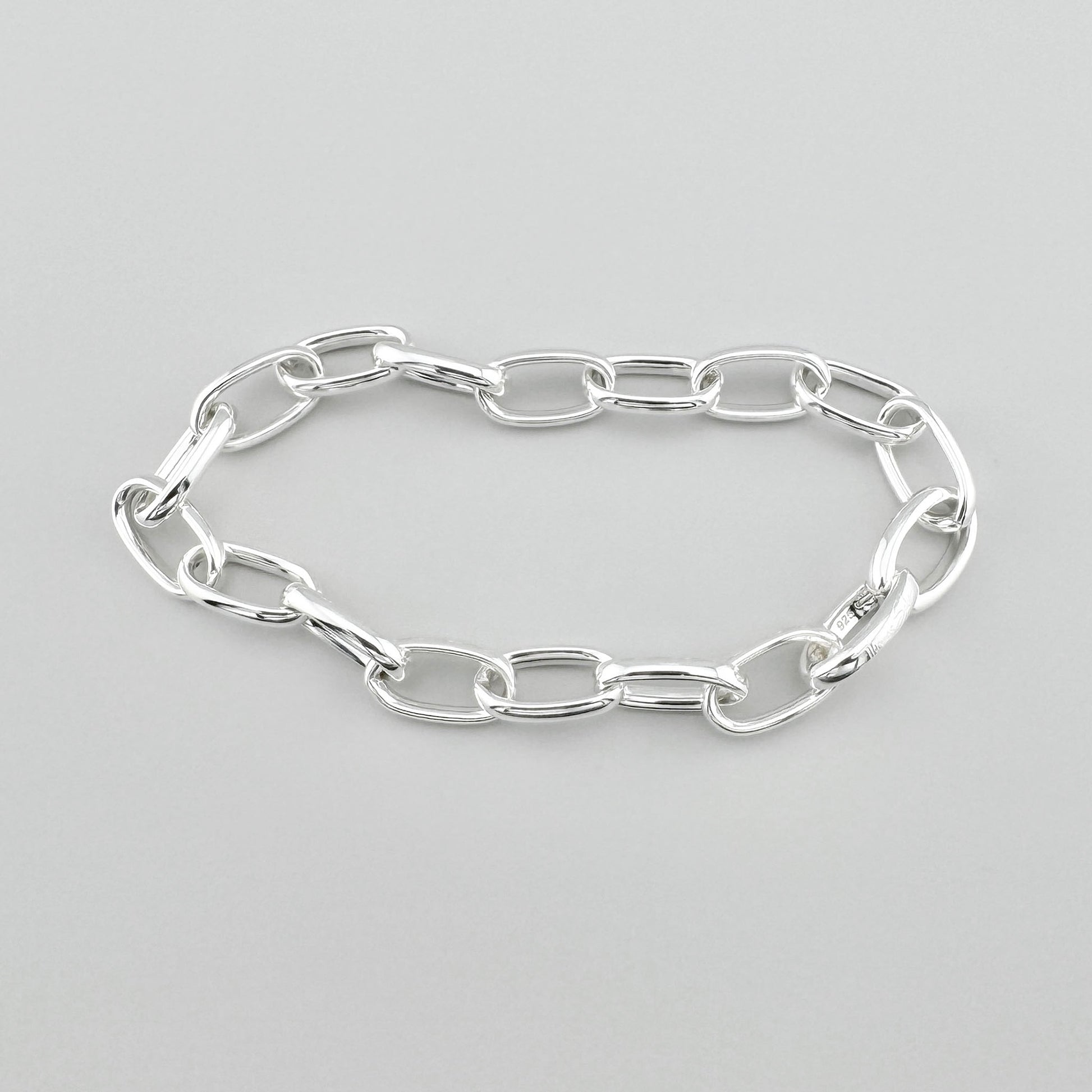 Massives Silber-Kettenarmband Thomas Sabo mit breiten ovalen Gliedern flach ausgelegt