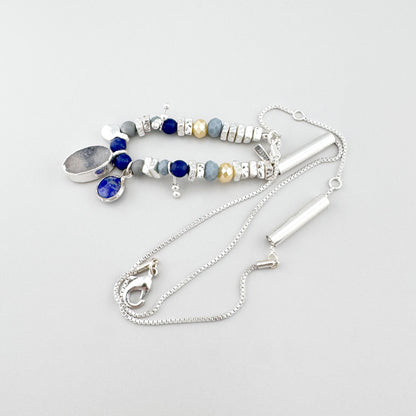 Collar con piedras naturales de lapis lazuli y cuarzo junto a la cadena