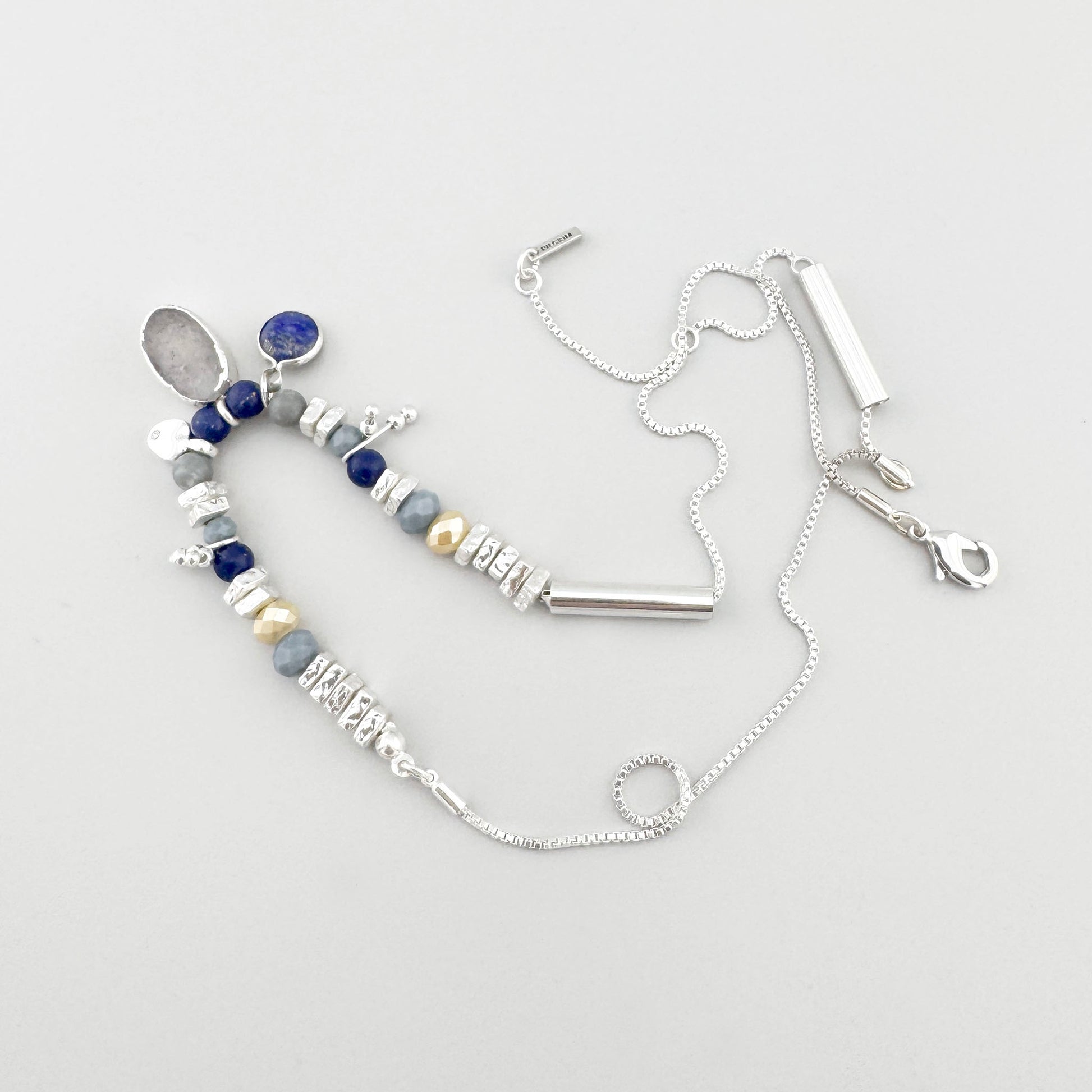 Halskette mit lapis lazuli und Quarzsteinen fein arrangiert auf der Fläche