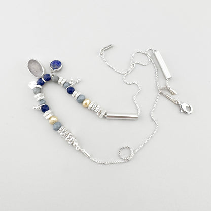 Halskette mit lapis lazuli und Quarzsteinen fein arrangiert auf der Fläche