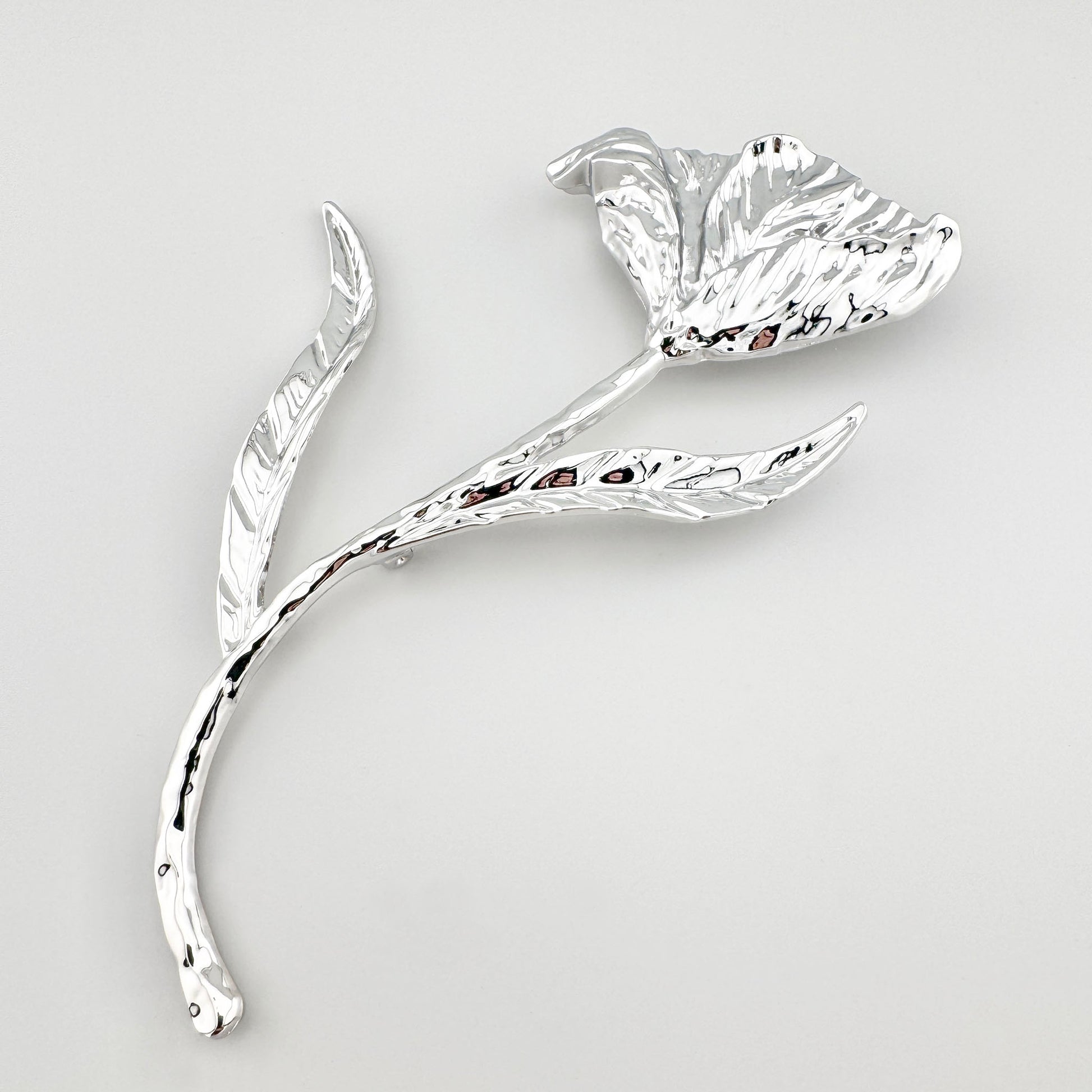 Broche florale stylisée Sonata en métal argenté avec tige organique