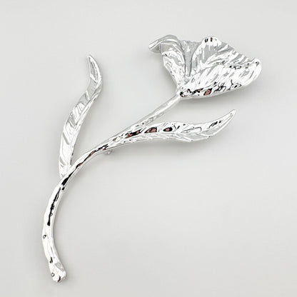 Broche florale stylisée Sonata en métal argenté avec tige organique