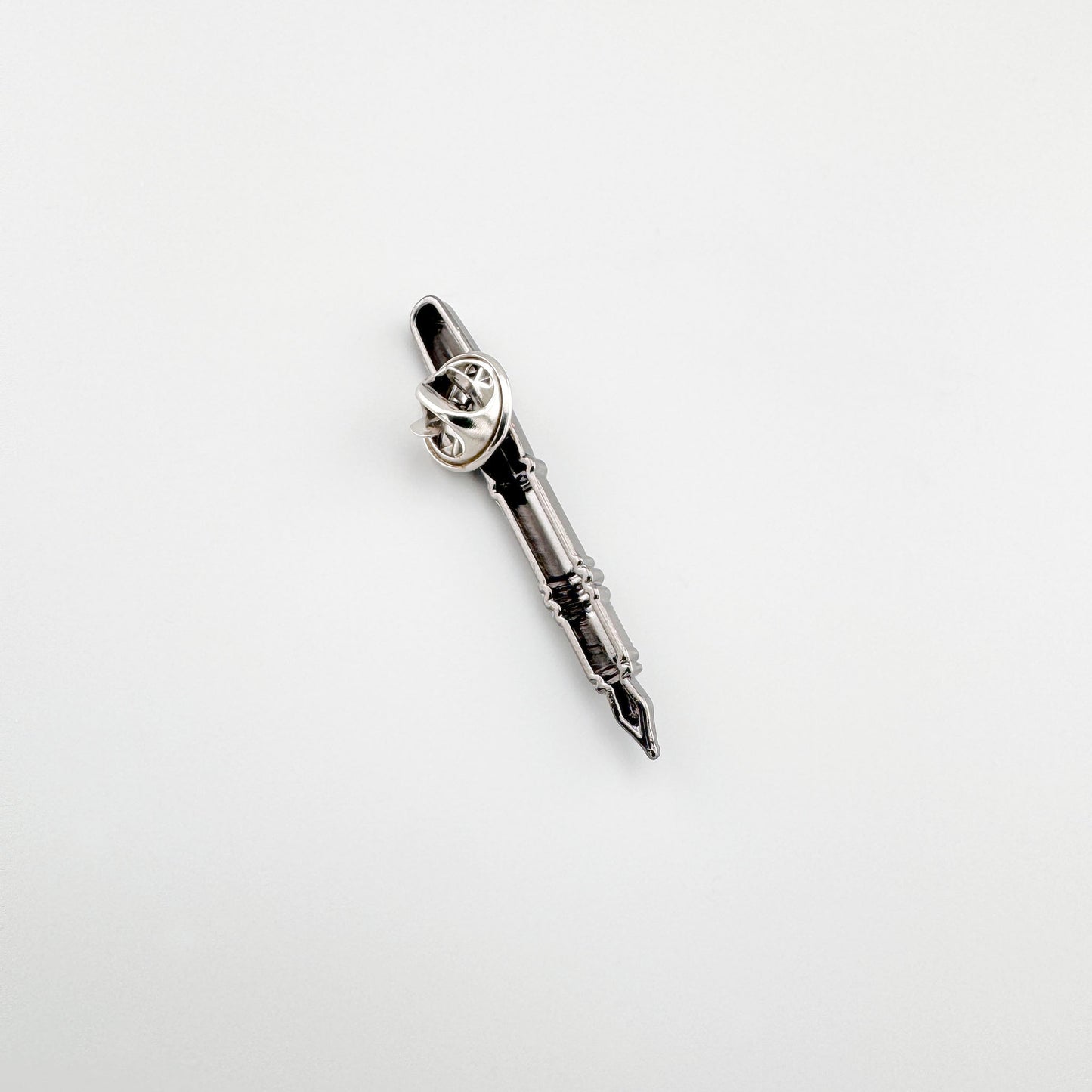 Pin Sonata in Form einer Füllfeder-Spitze mit silberfarbenem Glanz
