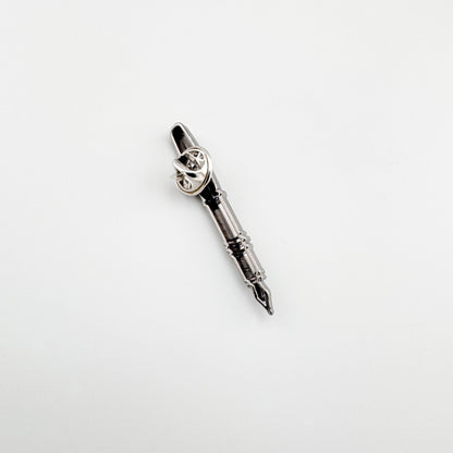 Pin Sonata in Form einer Füllfeder-Spitze mit silberfarbenem Glanz