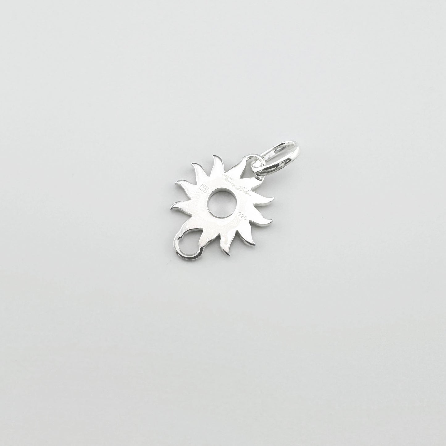Silberner Sonnenanhänger von Thomas Sabo mit durchbrochenem Motiv und Markenprägung