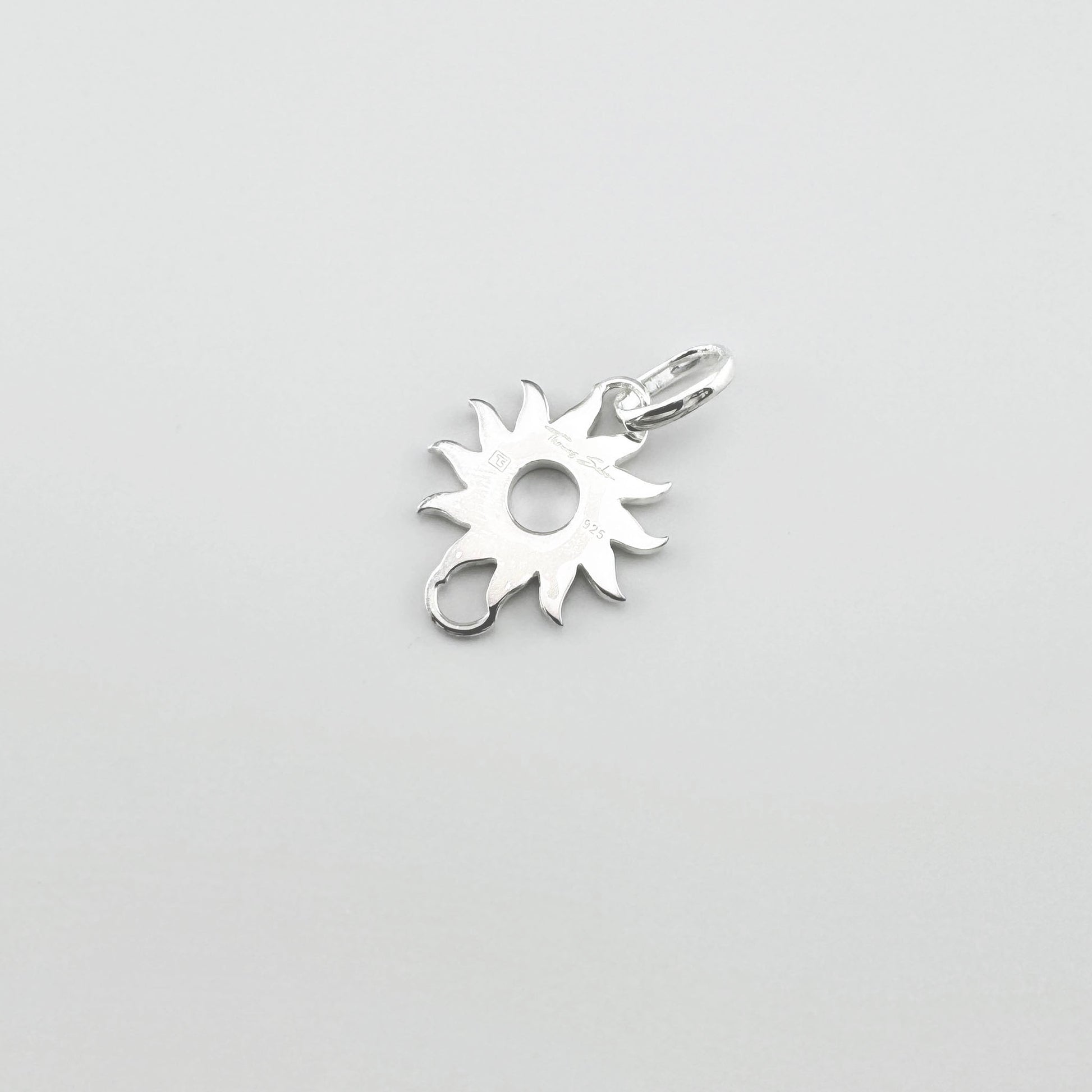 Silberner Sonnenanhänger von Thomas Sabo mit durchbrochenem Motiv und Markenprägung