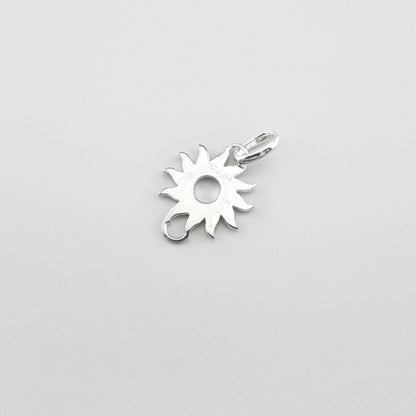 Silberner Sonnenanhänger von Thomas Sabo mit durchbrochenem Motiv und Markenprägung
