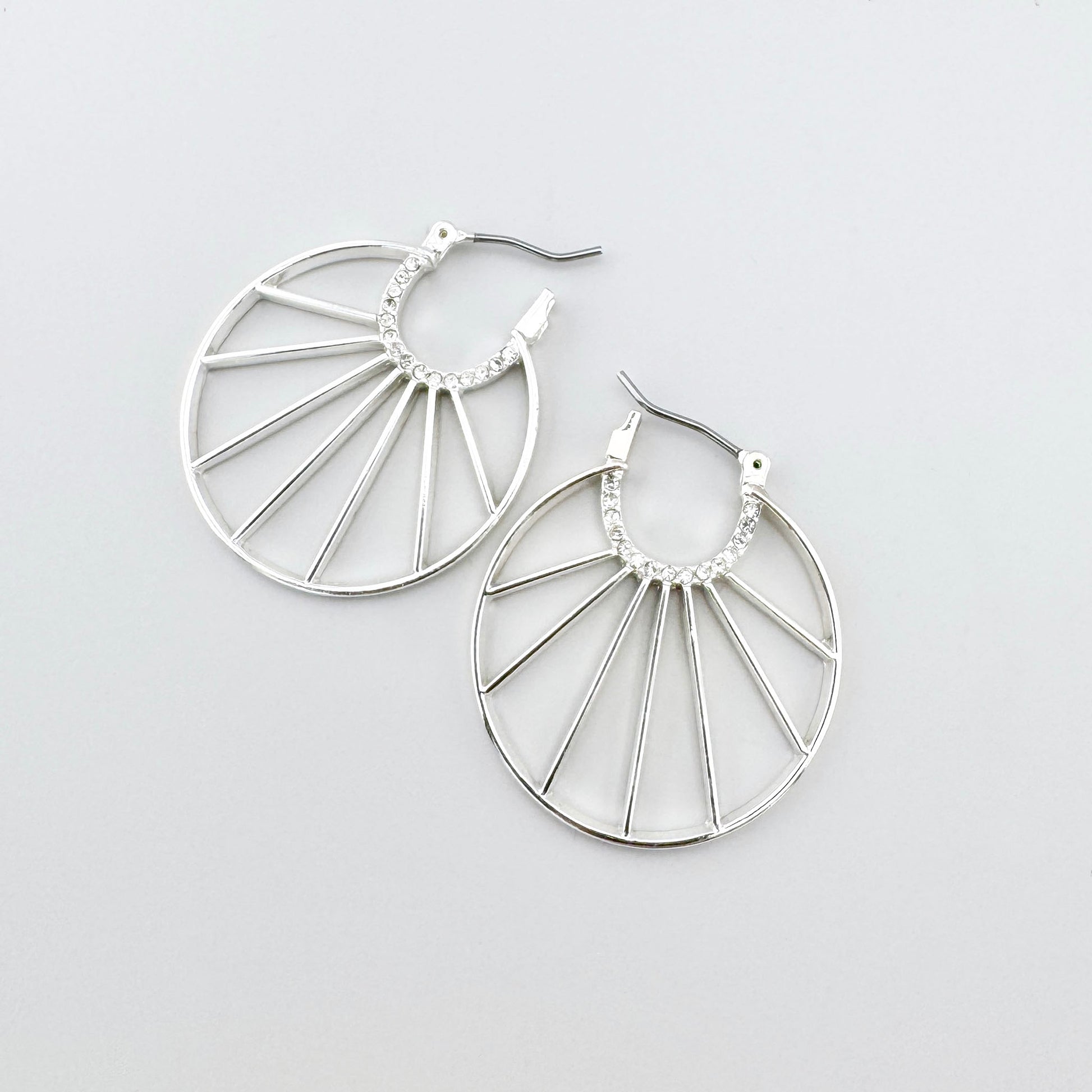 Ażurowe kolczyki koła Pilgrim z rzędem przezroczystych cyrkonii w górnej części