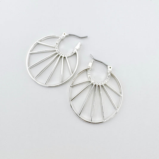 Ażurowe kolczyki koła Pilgrim z rzędem przezroczystych cyrkonii w górnej części