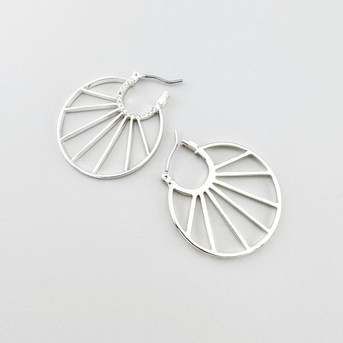 Créoles ajourées motif rayons avec rangée de zirconias transparents, look aérien