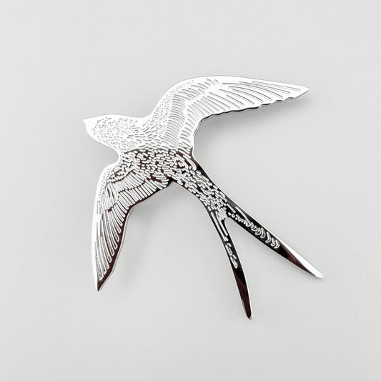 Broszka Sonata w kształcie jaskółki o srebrzystym połysku i delikatnym reliefie piór