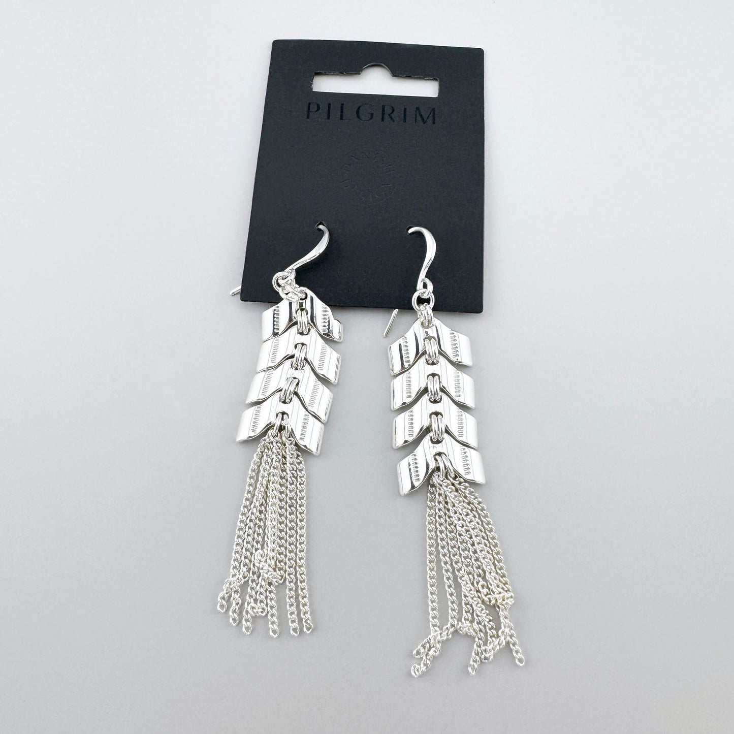 Boucles longues à franges Pilgrim, chaînettes fines et maillons en flèche, éclat poli et mouvement léger