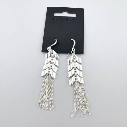 Boucles longues à franges Pilgrim, chaînettes fines et maillons en flèche, éclat poli et mouvement léger