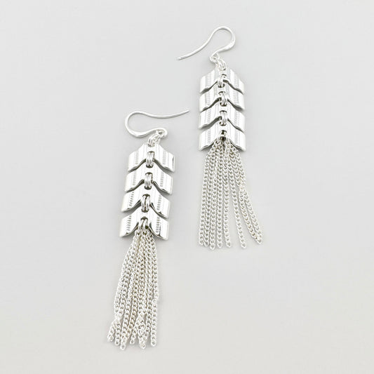 Długie kolczyki z frędzlami Pilgrim, cienkie łańcuszki, elementy jak strzałki i lustrzany połysk