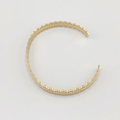 Bracelet manchette IRL doré avec texture irrégulière et forme ouverte