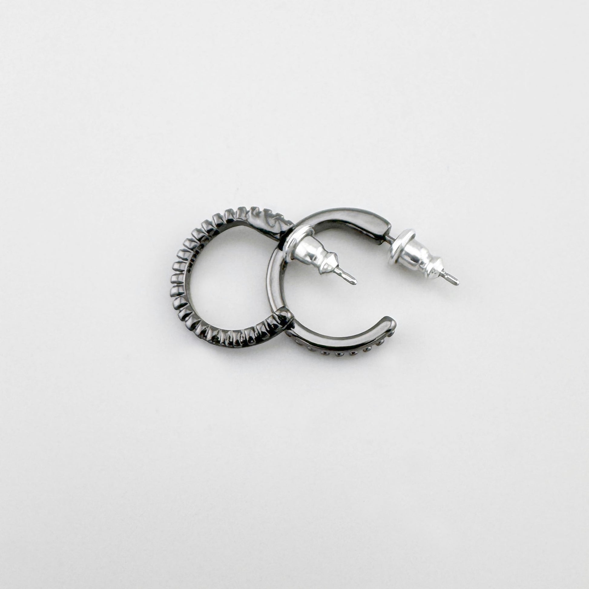 Boucles d’oreilles demi-créoles noires au design structuré et industriel