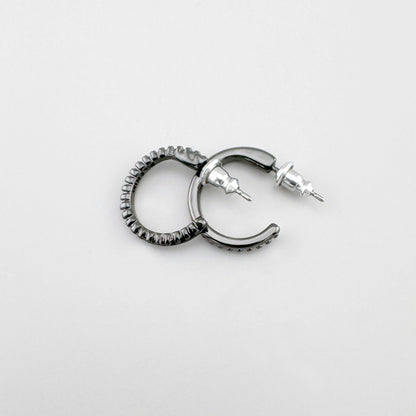 Boucles d’oreilles demi-créoles noires au design structuré et industriel
