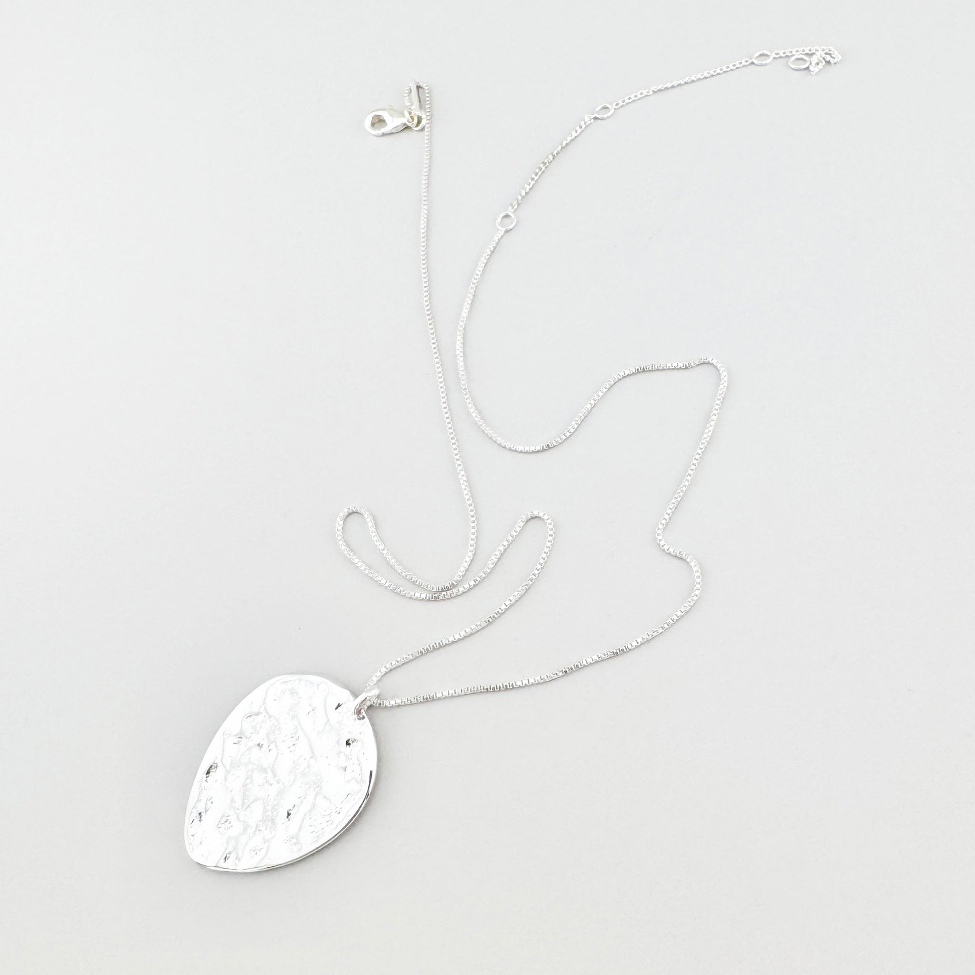 Collier Pilgrim avec grand médaillon texturé en finition argentée élégamment disposé