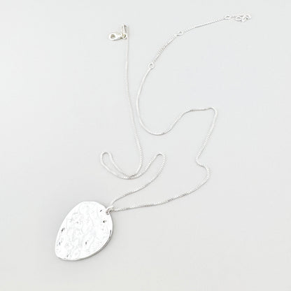 Collier Pilgrim avec grand médaillon texturé en finition argentée élégamment disposé