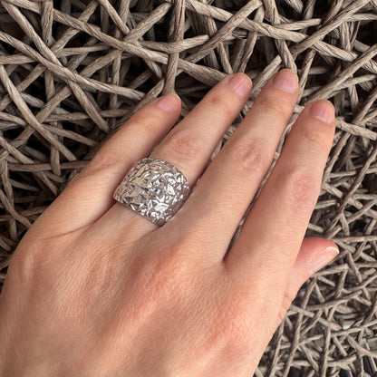 Textured statement ring Bliss Gioielli worn on the hand with a bold sculptural surface