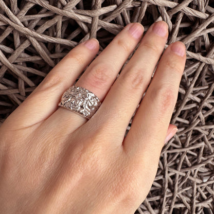Textured silver ring Bliss Gioielli worn on the hand with a bold sculptural surface