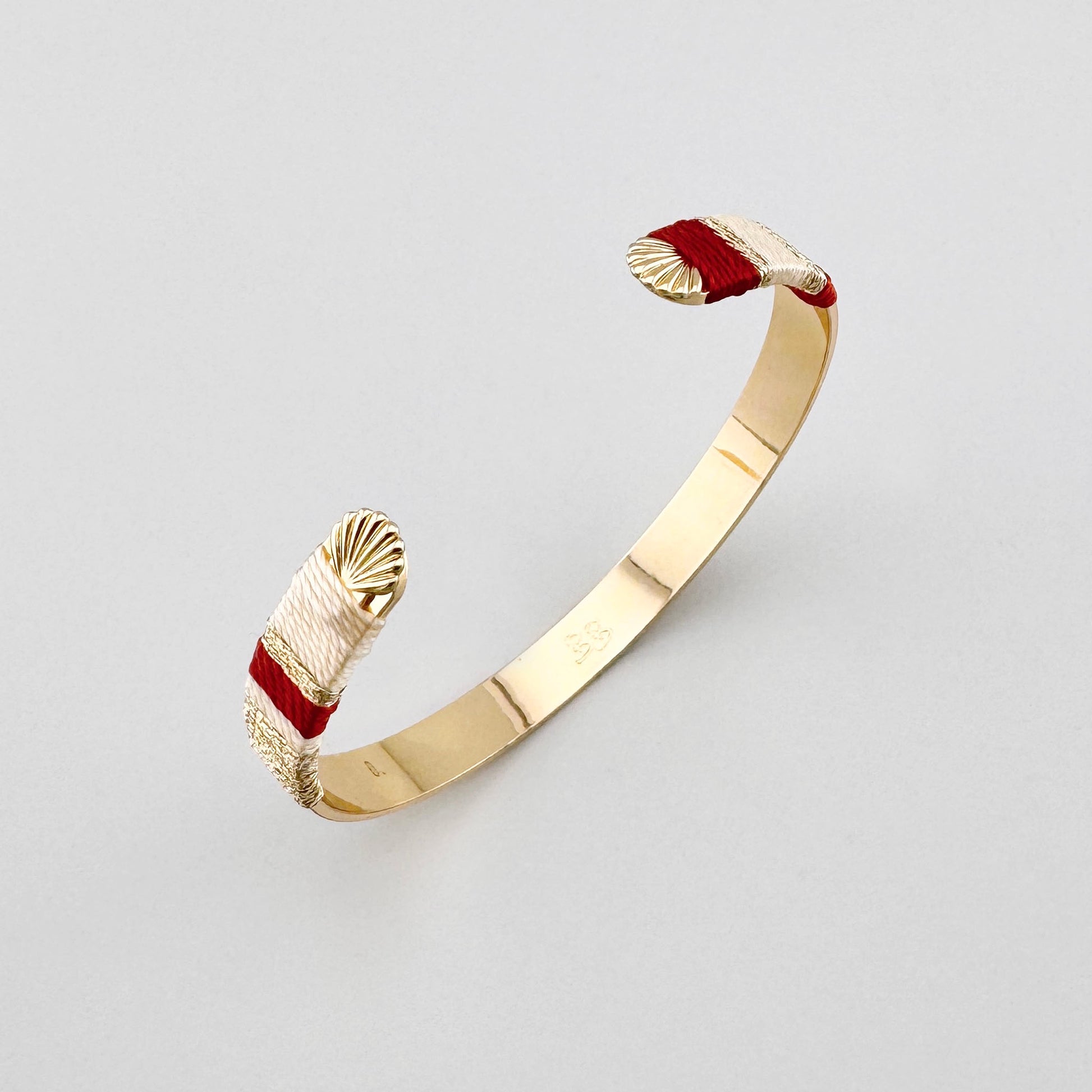 Bransoletka Sonata z oplotem nici na zlotej otwartej obraczce