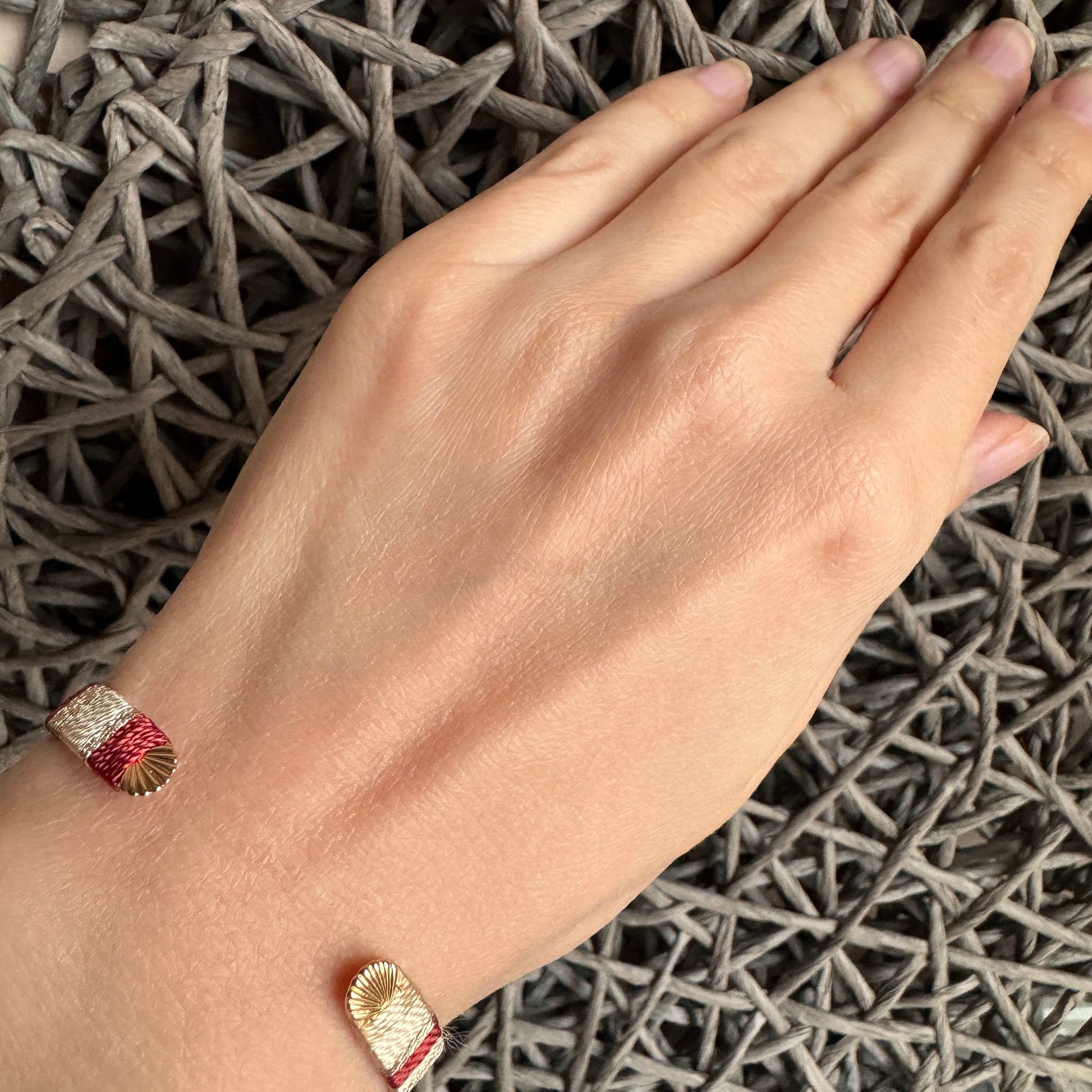 Armband mit Fadenwicklung Sonata am Handgelenk getragen mit offenem Design