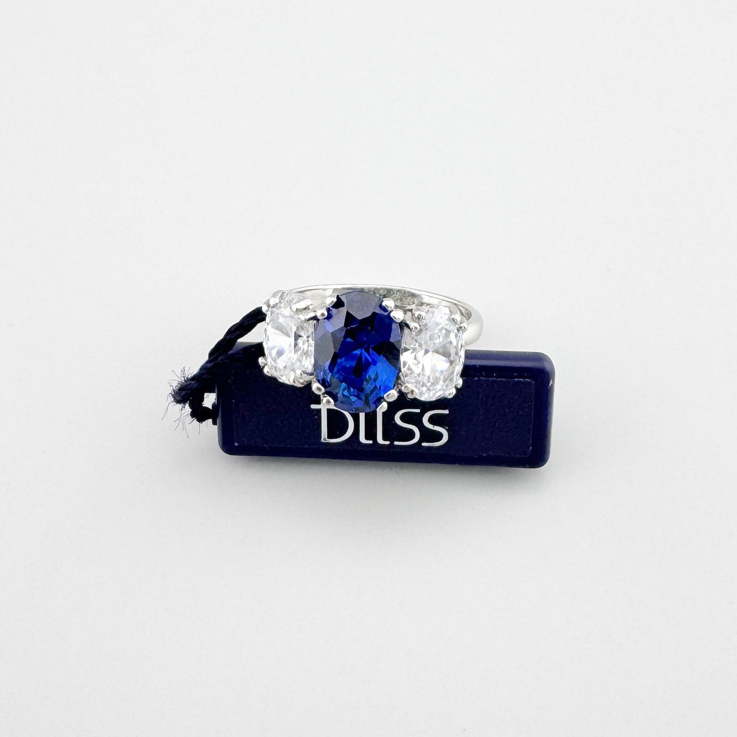 Pierścionek Bliss Gioielli z trzema kamieniami i centralną ciemnoniebieską cyrkonią