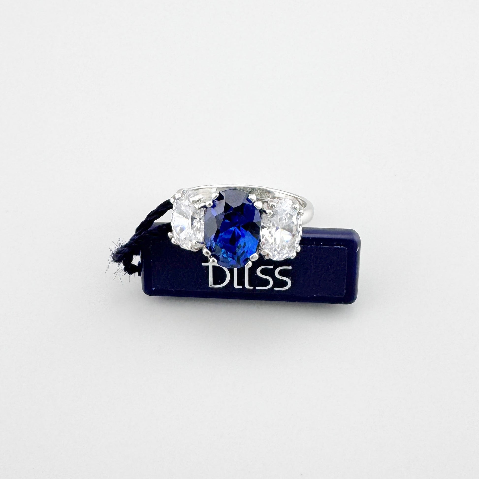 Pierścionek Bliss Gioielli z trzema kamieniami i centralną ciemnoniebieską cyrkonią