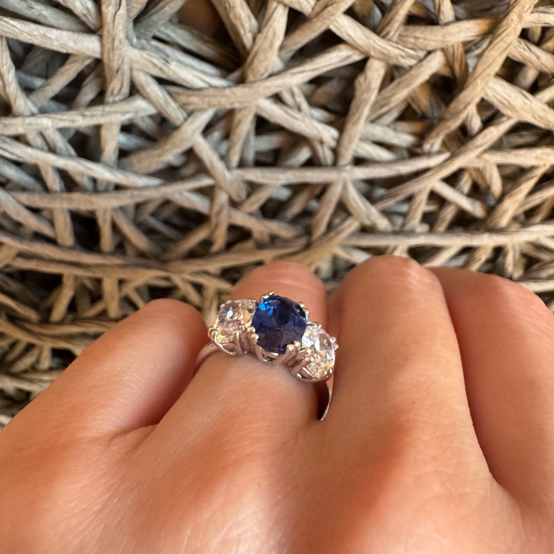 Anello Bliss Gioielli in argento con zircone blu centrale e due pietre laterali