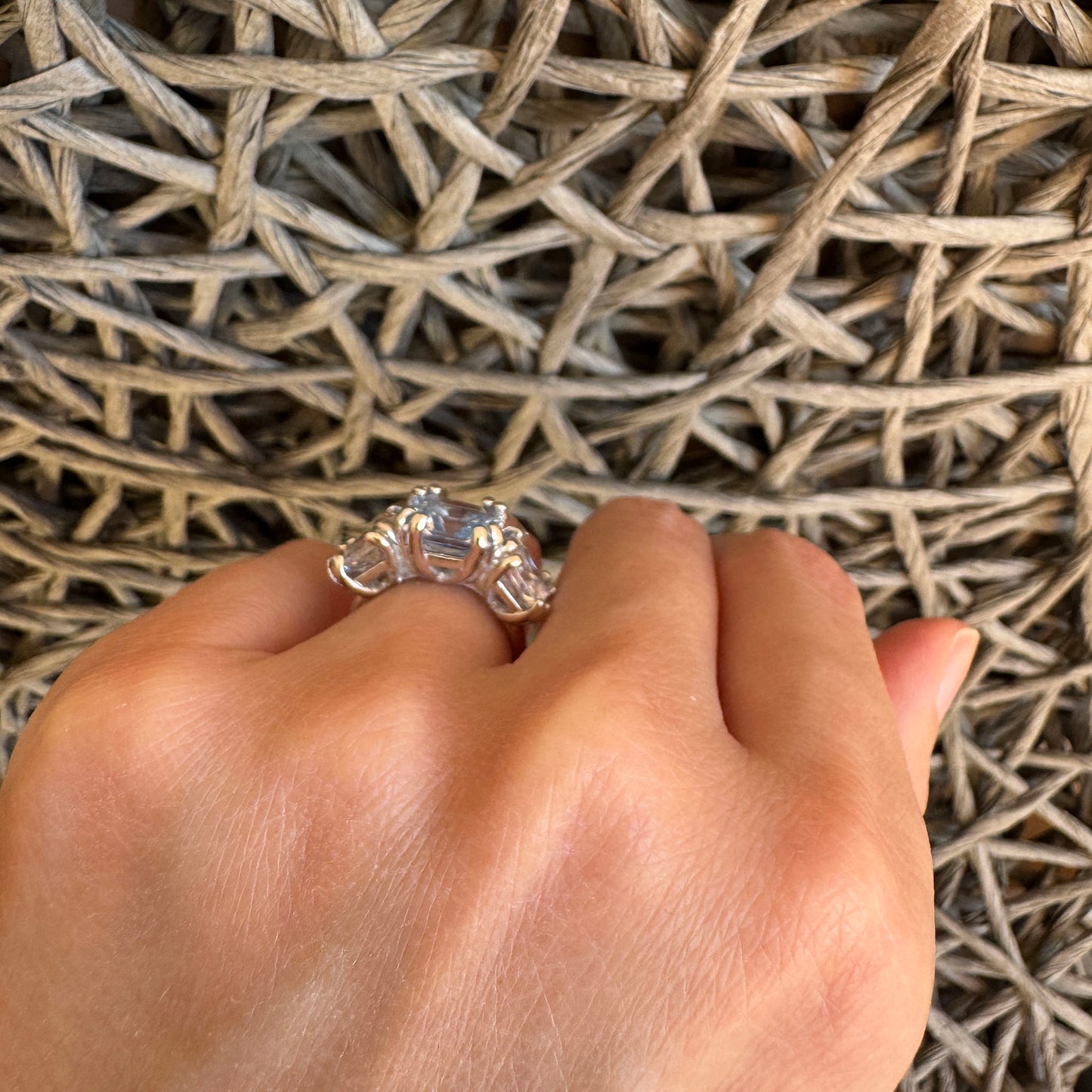 Bague Bliss Gioielli à trois pierres portée au doigt