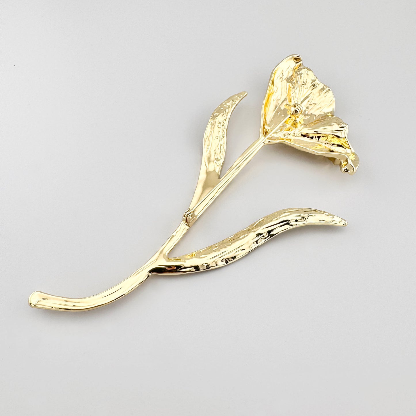 Broche tulipe dorée Sonata avec tige élancée et relief décoratif